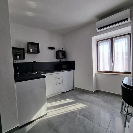 Apartments And Room Vela Senj  Extérieur photo