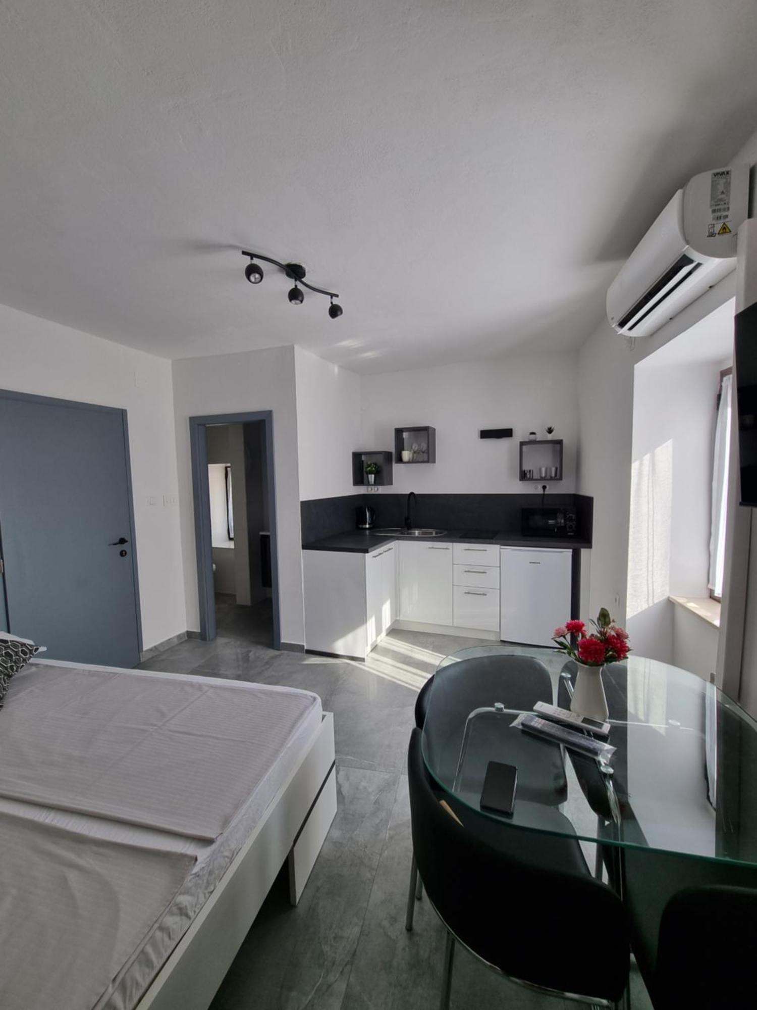 Apartments And Room Vela Senj  Chambre photo