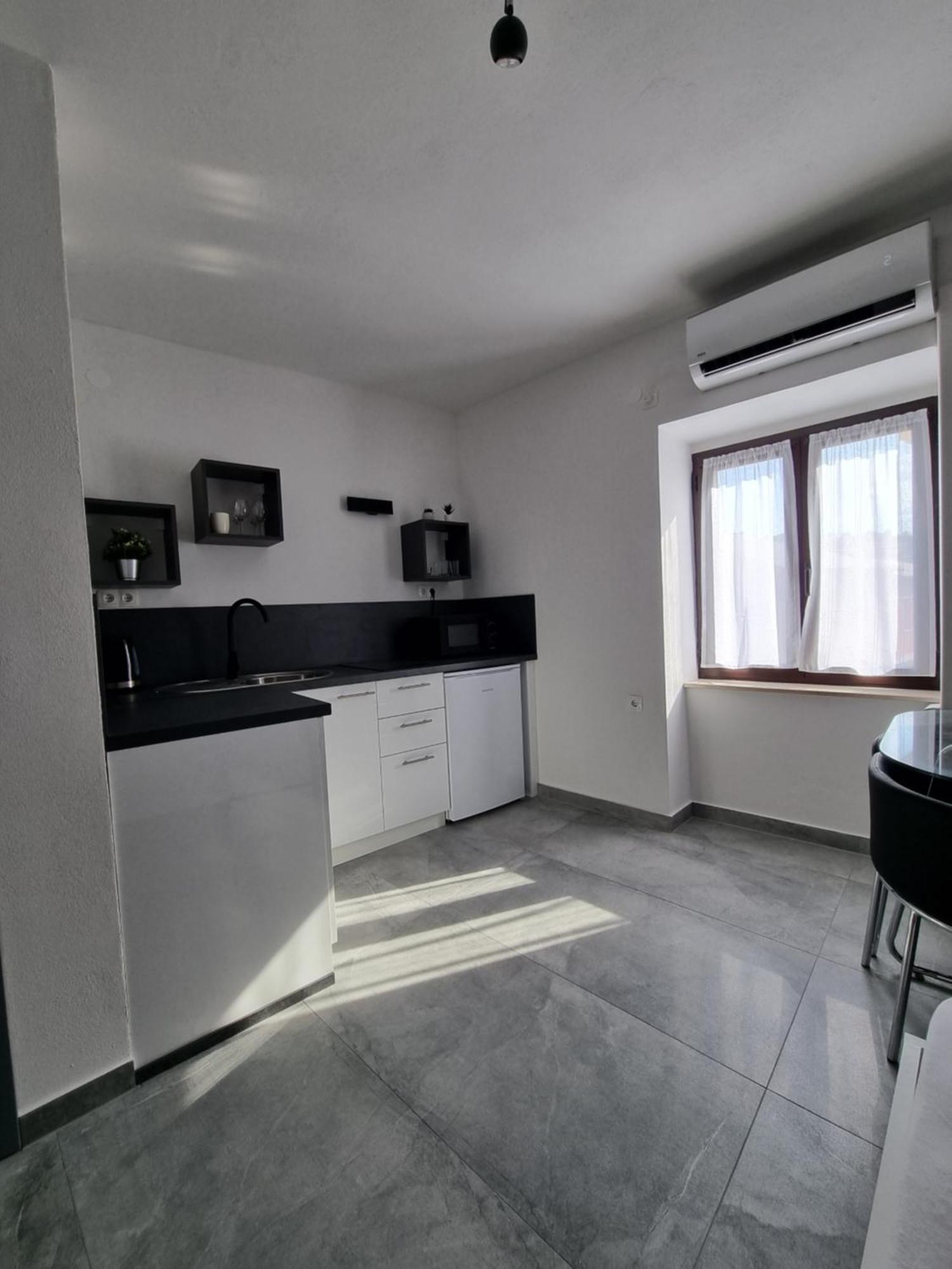 Apartments And Room Vela Senj  Extérieur photo